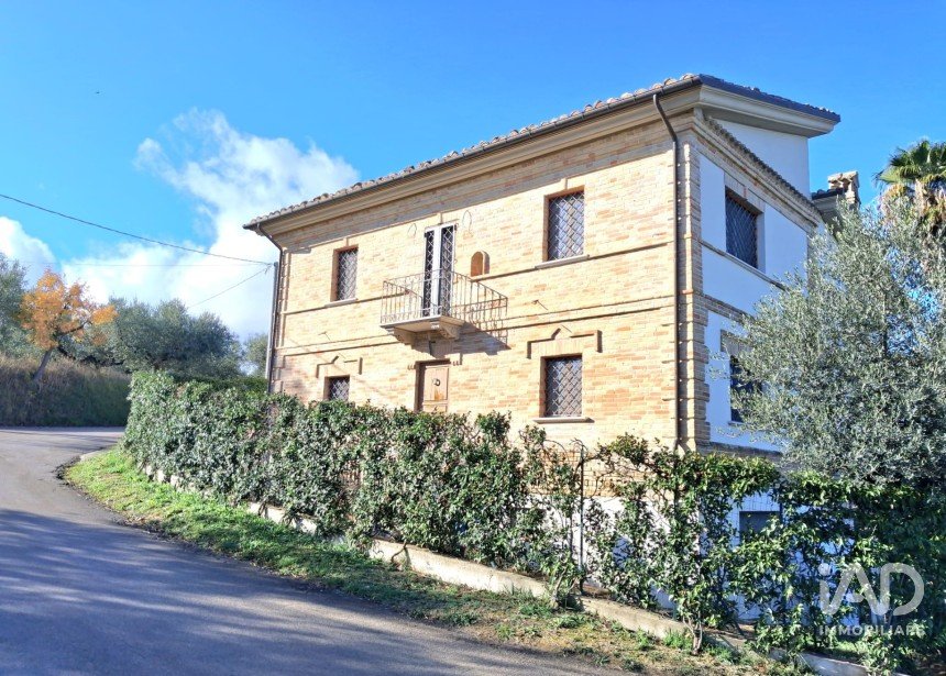 Casa indipendente / Villa 7 locali di 258 m² in Pianella (65019)