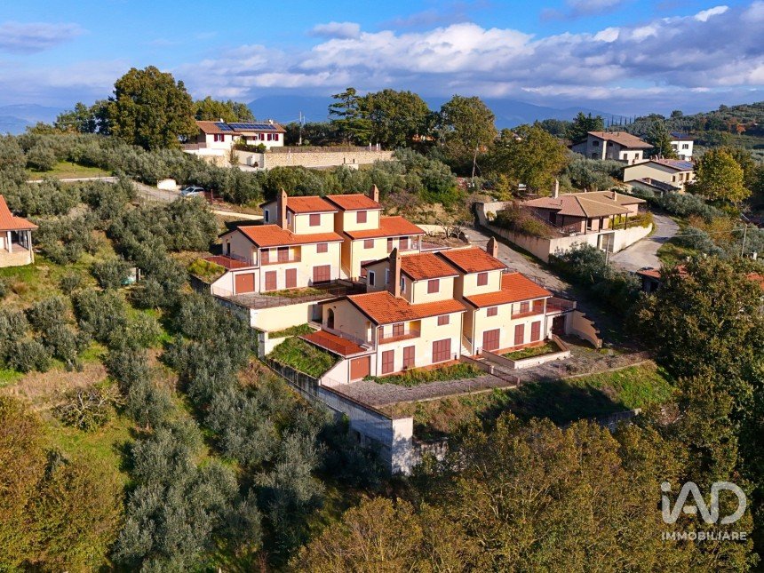 Casale 4 locali di 210 m² in Bettona (06084)