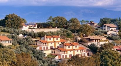 Casale 4 locali di 210 m² in Bettona (06084)