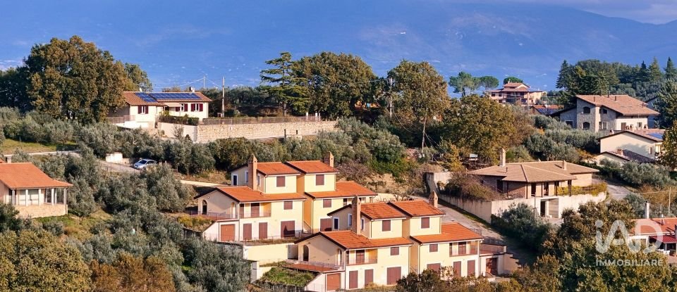 Casale 4 locali di 210 m² in Bettona (06084)