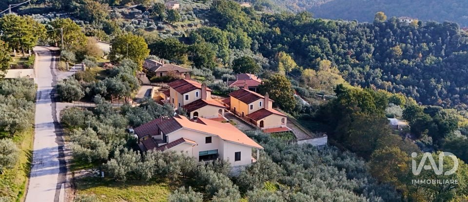 Casale 4 locali di 210 m² in Bettona (06084)