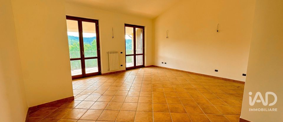 Casale 4 locali di 210 m² in Bettona (06084)