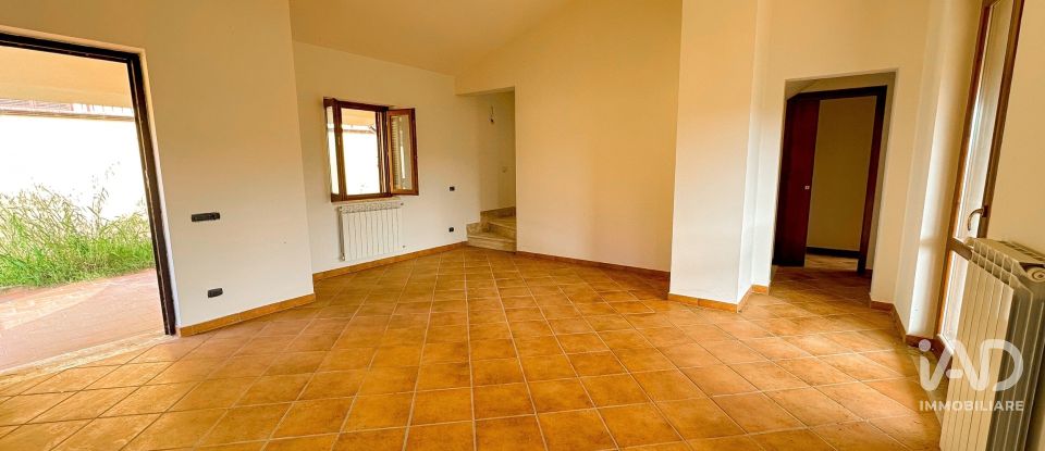 Casale 4 locali di 210 m² in Bettona (06084)