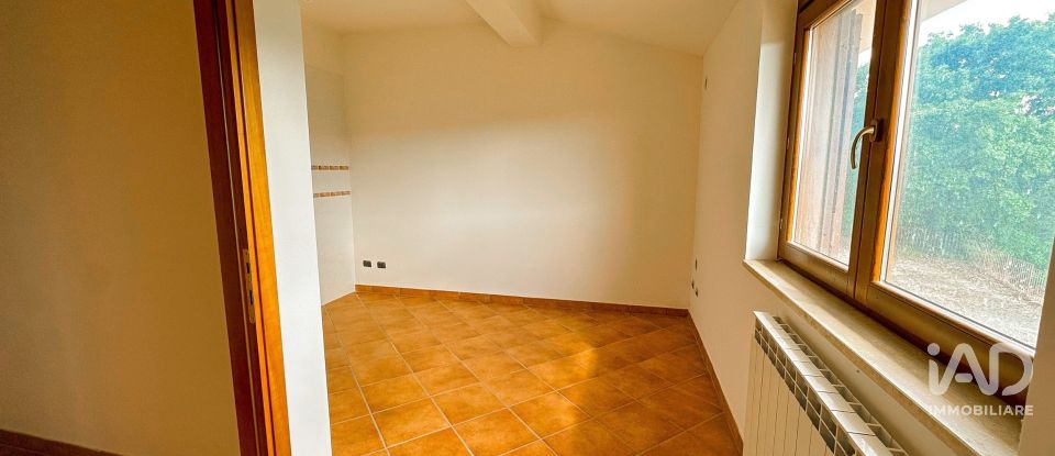 Casale 4 locali di 210 m² in Bettona (06084)