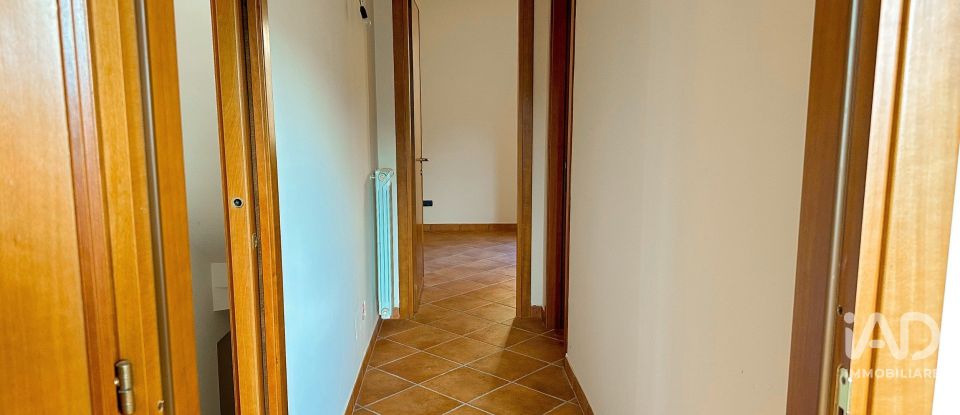 Casale 4 locali di 210 m² in Bettona (06084)