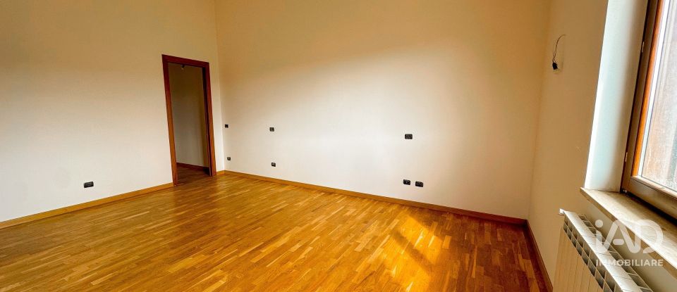 Casale 4 locali di 210 m² in Bettona (06084)
