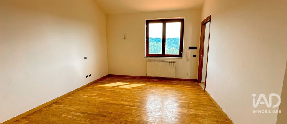 Casale 4 locali di 210 m² in Bettona (06084)