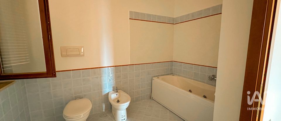 Casale 4 locali di 210 m² in Bettona (06084)