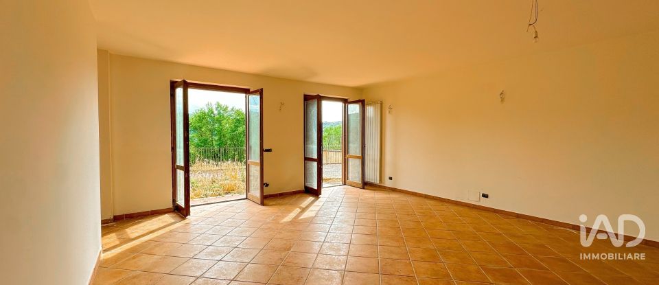 Casale 4 locali di 210 m² in Bettona (06084)