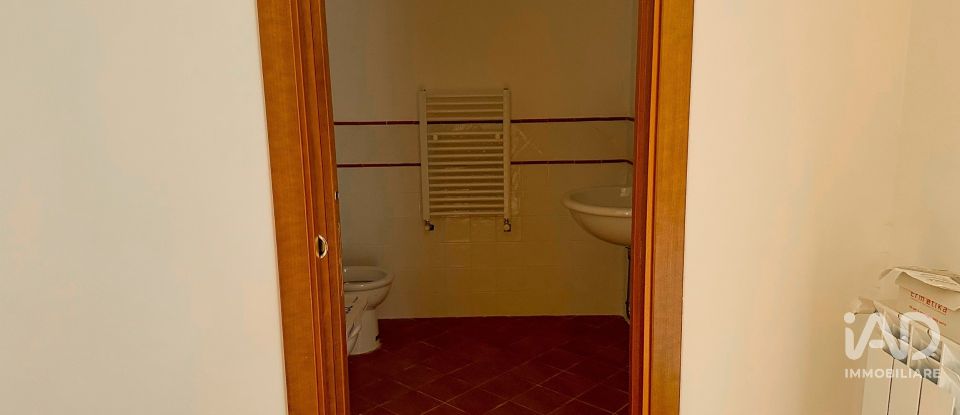 Casale 4 locali di 210 m² in Bettona (06084)