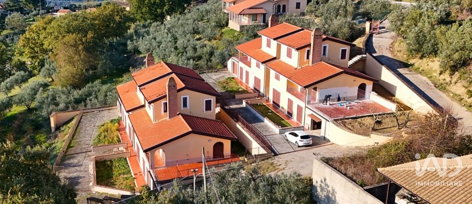 Casale 4 locali di 210 m² in Bettona (06084)