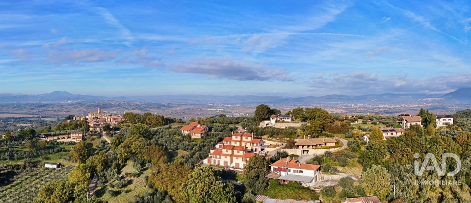 Casale 4 locali di 210 m² in Bettona (06084)