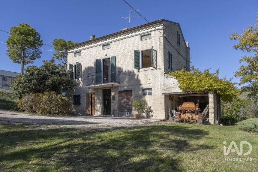 Casa indipendente / Villa 8 locali di 160 m² in Mogliano (62010)