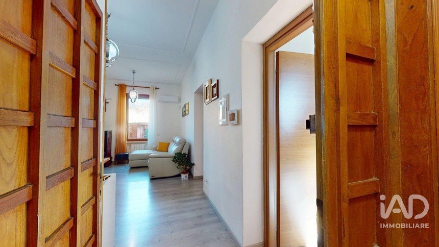 House 6 rooms of 220 m² in Foligno (06034)