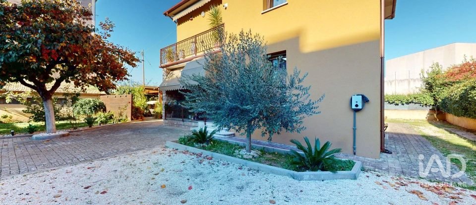 House 6 rooms of 220 m² in Foligno (06034)