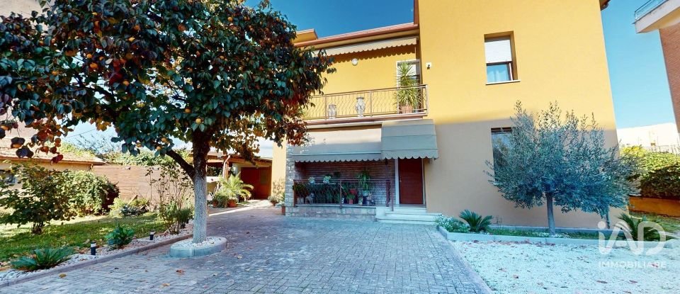 House 6 rooms of 220 m² in Foligno (06034)