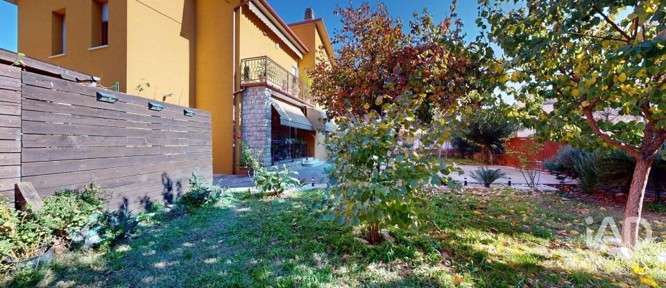 House 6 rooms of 220 m² in Foligno (06034)