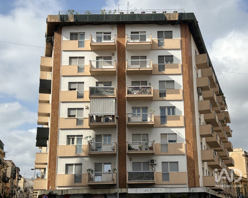 Three-room apartment of 81 m² in Palermo (90135)