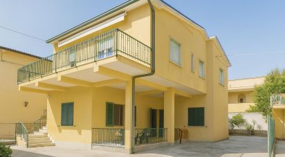 Rifugio 7 locali di 186 m² in Tortoreto (64018)