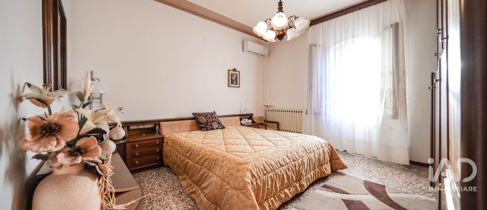 House boat 3 rooms of 183 m² in Mesola (44026)