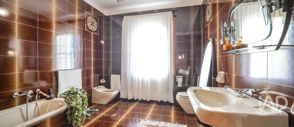 House boat 3 rooms of 183 m² in Mesola (44026)