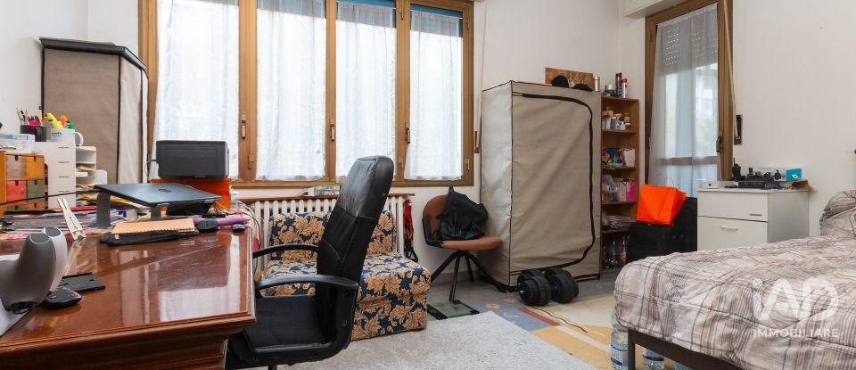 Apartment 6 rooms of 135 m² in Torino (10135)