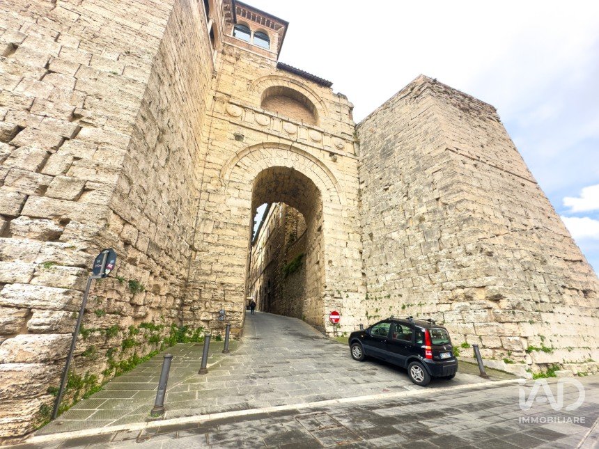 Negozio / locale commerciale di 78 m² in Perugia (06123)