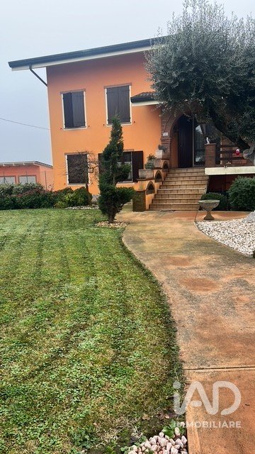 Casale 8 locali di 300 m² in Bondeno (44012)