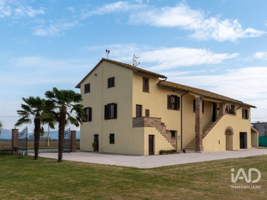 Rustico 8 locali di 320 m² in Bastia Umbra (06083)