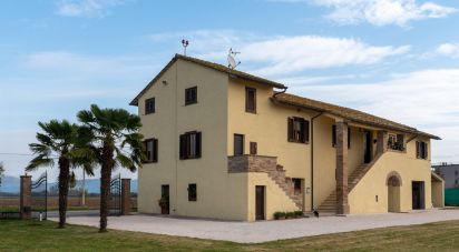 Rustico 8 locali di 320 m² in Bastia Umbra (06083)