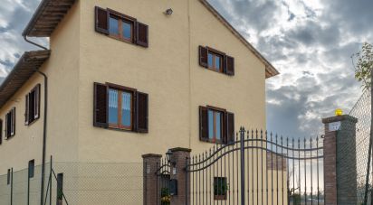 Rustico 8 locali di 320 m² in Bastia Umbra (06083)