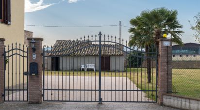 Rustico 8 locali di 320 m² in Bastia Umbra (06083)