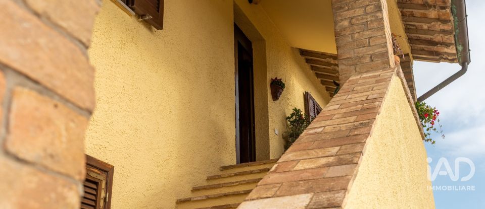 Rustico 8 locali di 320 m² in Bastia Umbra (06083)