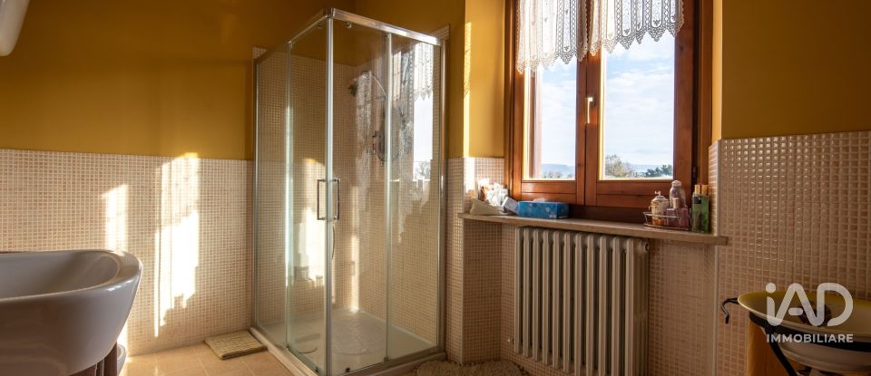 Rustico 8 locali di 320 m² in Bastia Umbra (06083)