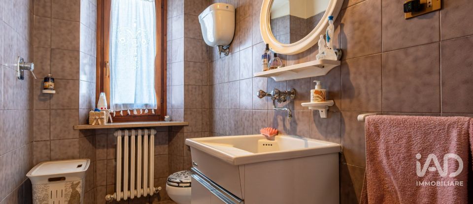 Rustico 8 locali di 320 m² in Bastia Umbra (06083)