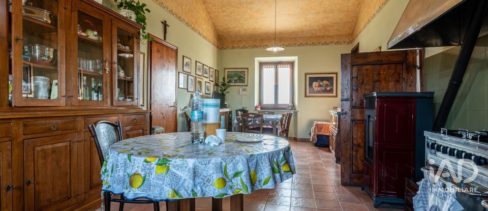 Rustico 8 locali di 320 m² in Bastia Umbra (06083)