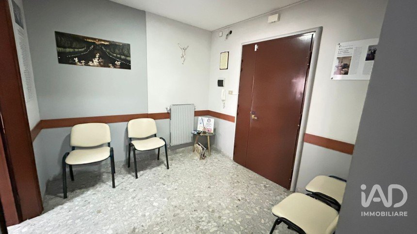 Laboratorio 3 locali di 70 m² a Caserta (81022)
