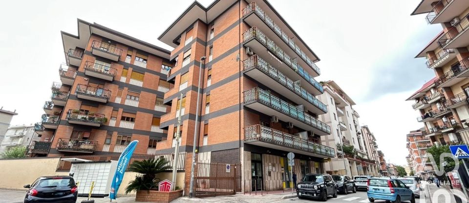 Laboratorio 2 locali di 70 m² a Caserta (81100)