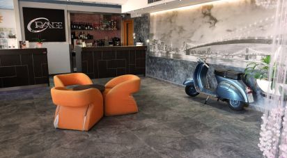 Negozio / locale commerciale di 1.650 m² in Vergiate (21029)