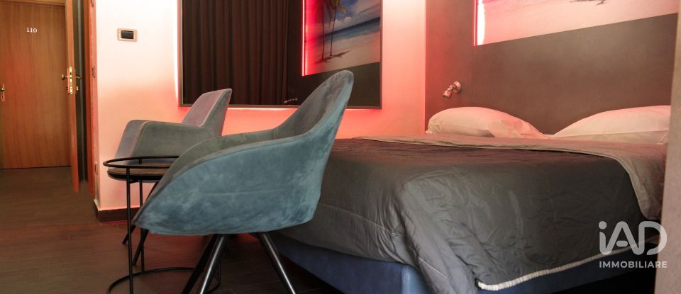 Shop / premises commercial of 1,650 m² in Vergiate (21029)