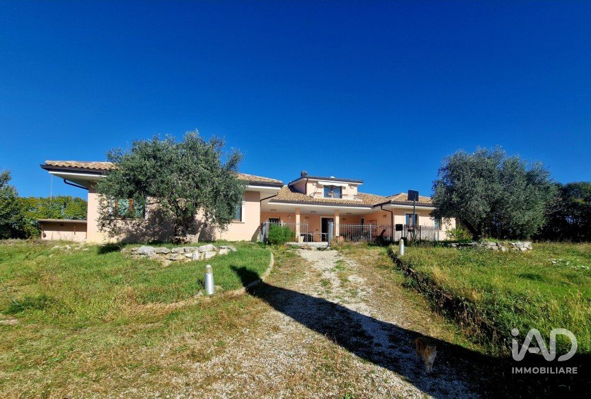Farm 6 rooms of 340 m² in Civitella del Tronto (64010)