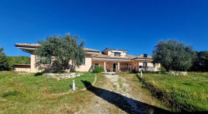 Casale 6 locali di 340 m² in Civitella del Tronto (64010)
