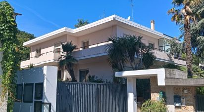 Casale 11 locali di 280 m² in Montesilvano (65015)