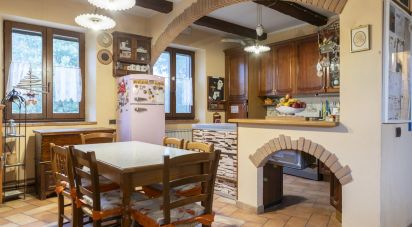 Villa Bifamiliare 8 locali di 318 m² a Montecosaro (62010)