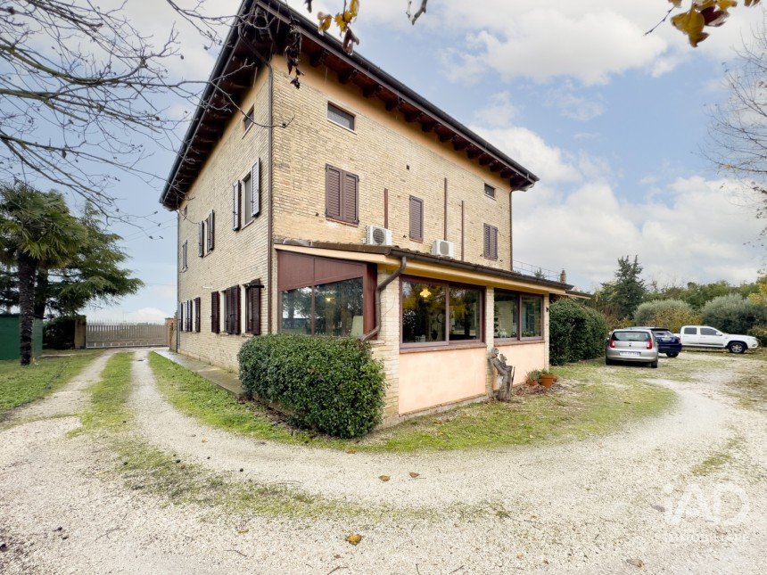 Villa Bifamiliare 8 locali di 318 m² a Montecosaro (62010)