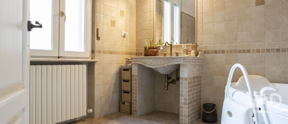 Apartment 7 rooms of 162 m² in Ancona (60131)