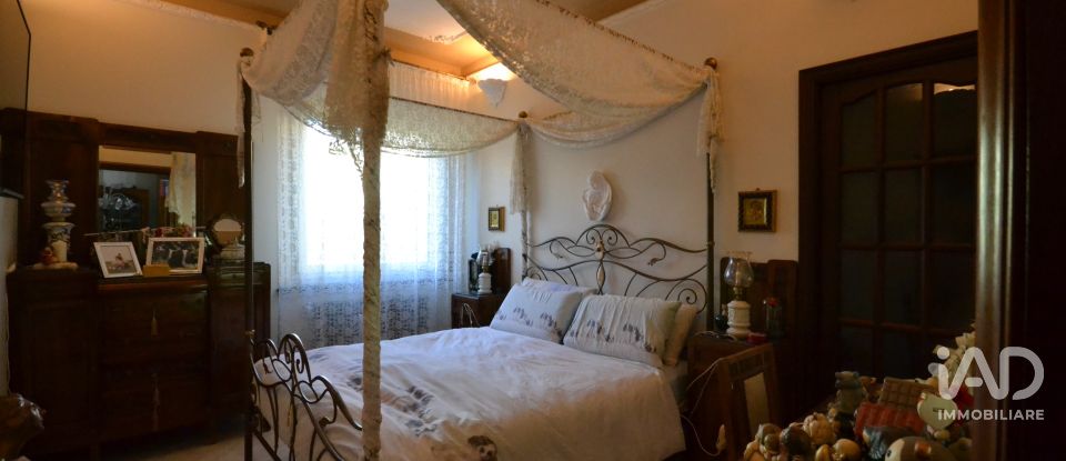 Apartment 5 rooms of 107 m² in Genova (16159)