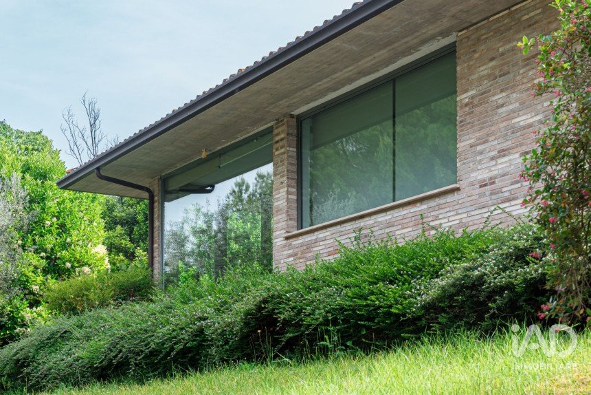 Casale 8 locali di 350 m² in Assisi (06081)