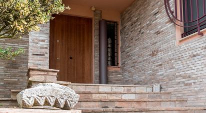 Casale 8 locali di 350 m² in Assisi (06081)