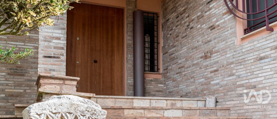 Casale 8 locali di 350 m² in Assisi (06081)